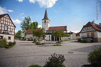 Fachwerk und Kirche (Aidhausen, Haßberge)
