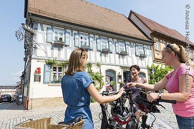 Radfahrer auf dem Marktplatz (Hofheim, Haßberge)