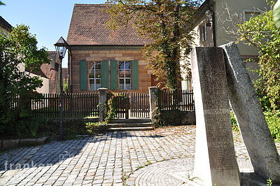 Synagoge mit Gedenkstein (Georgensgmünd, Fränkisches Seenland)
