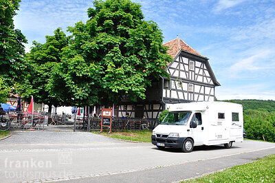 Wohnmobil vor dem Fränkischen Freilandmuseum (Fladungen, Rhön)